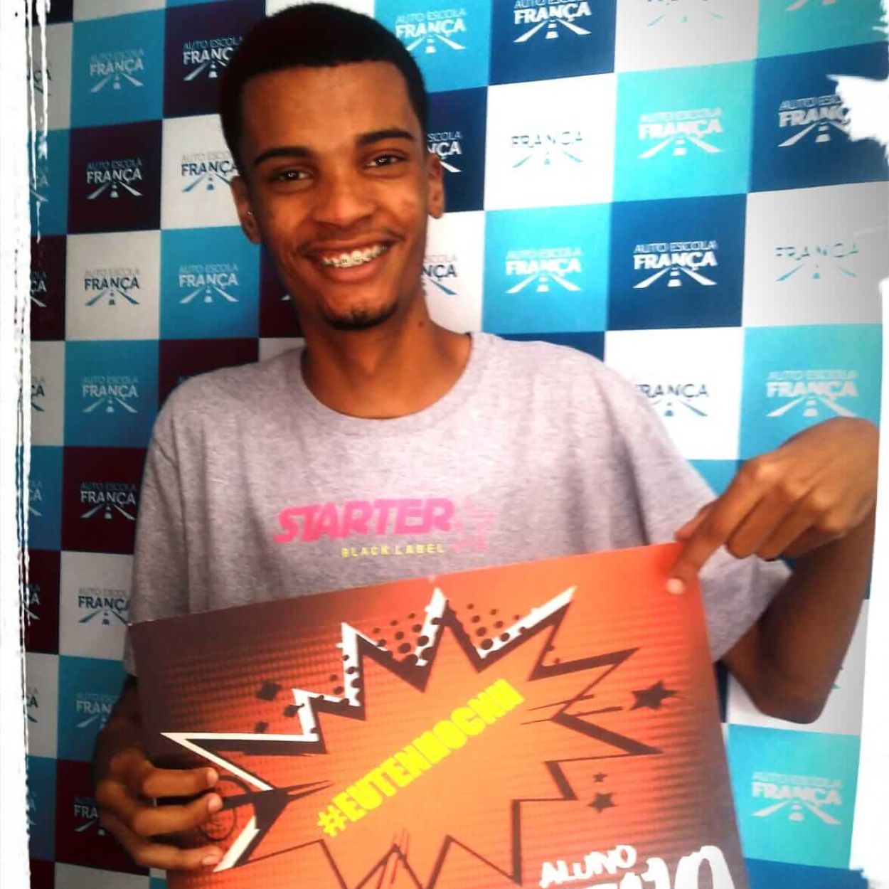 Hector Alves M - "Completei 18 anos recentemente, e estava procurando uma auto escola que atendia minhas exigências. Foi aí que eu encontrei a auto escola França, achei um lugar muito bom , os instrutores são excelentes, tanto os de legislação tanto o de direção, eu fiquei muito satisfeito com o desempenho do meu exame, passei no gameleira de primeira.